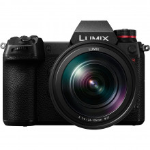 Panasonic LUMIX S1R with 24-105mm f/4 Lens